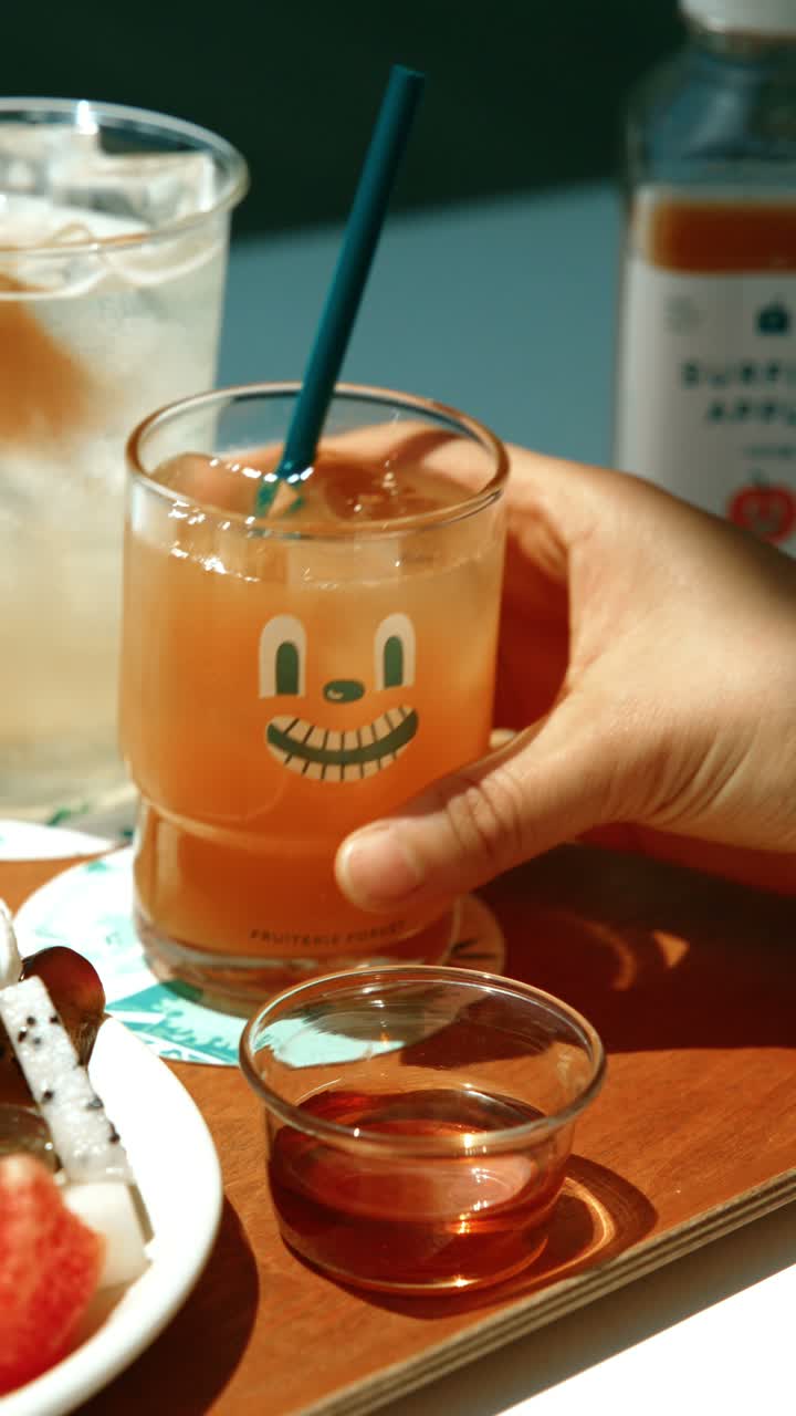 캐릭터가 그려진 주스잔