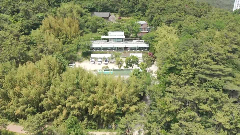숲속에 안긴 매장 전경 드론 항공 영상